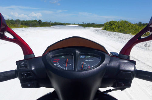 Prigioniero: scappando con uno scooter sulla spiaggia